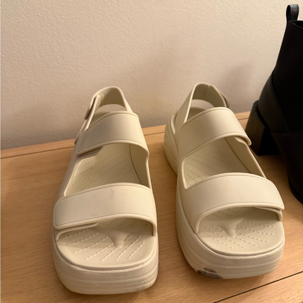 Women's Crocs platform skyline strappy sandal